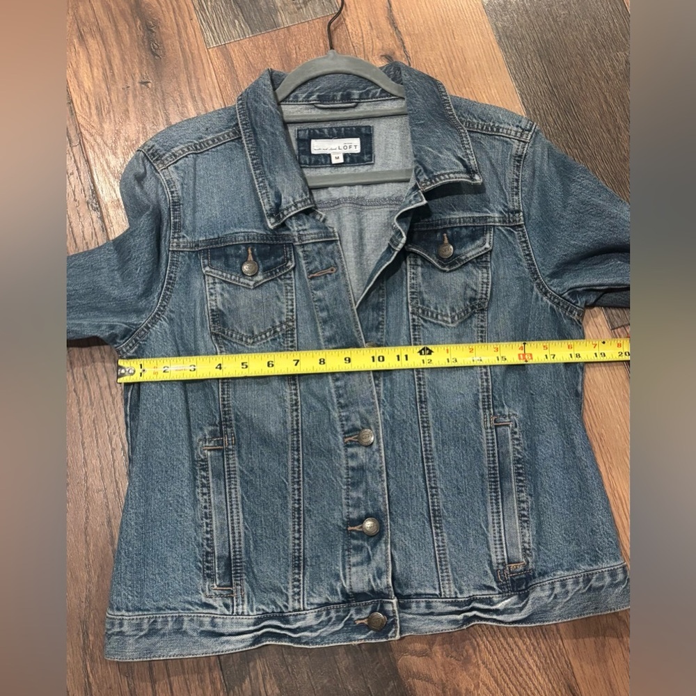 LOFT Classic Denim Jean Jacket in size medium. Great condition! - Picture 4 of 12